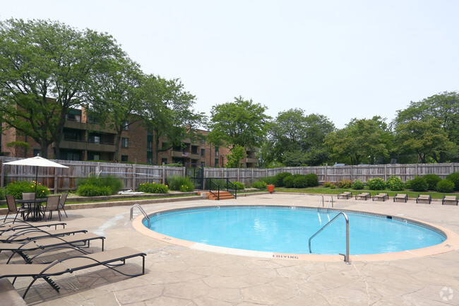 Piscina - Hawthorn Estates Condos (219 Units)