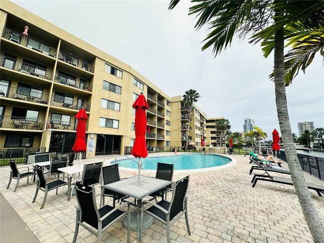Foto del edificio - 301 Golden Isles Dr