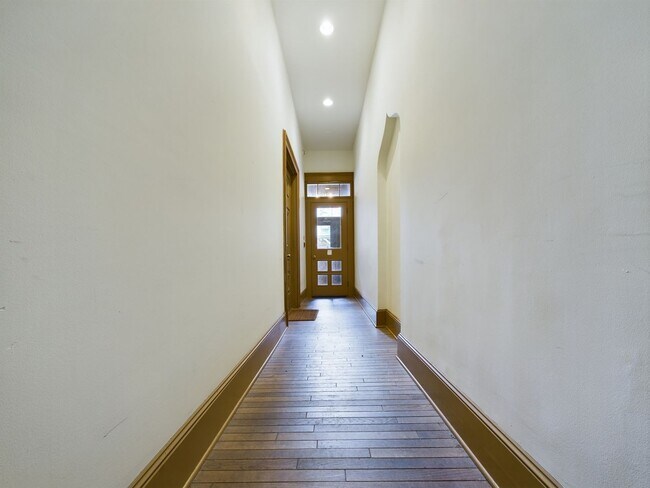 Building Photo - Bi-Level Two Bedroom Apartment in Fairmount!