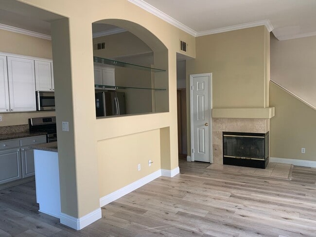 Building Photo - Remodeled Tustin Townhome 2B/3B