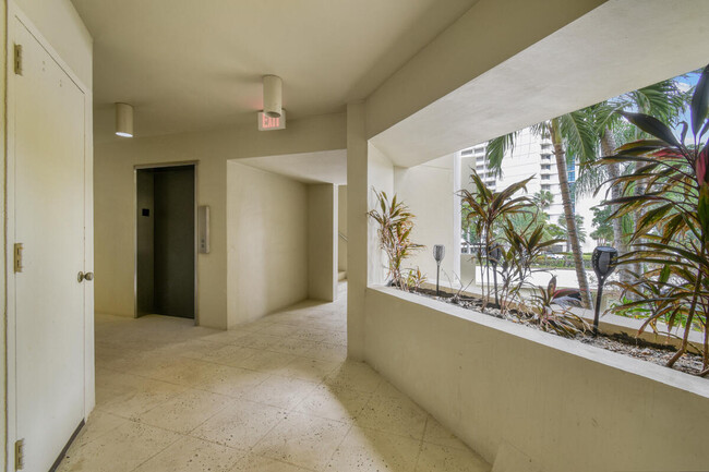 Foto del edificio - 1117 Marine Way E
