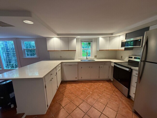 Building Photo - Charming Carriage Home Near The Charleston...