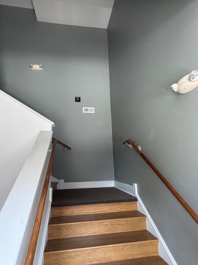 Stairs to apt - 3101 W Cary St