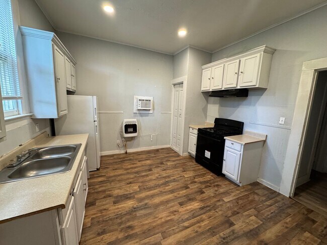 Building Photo - Two Bedroom Highland Apartment