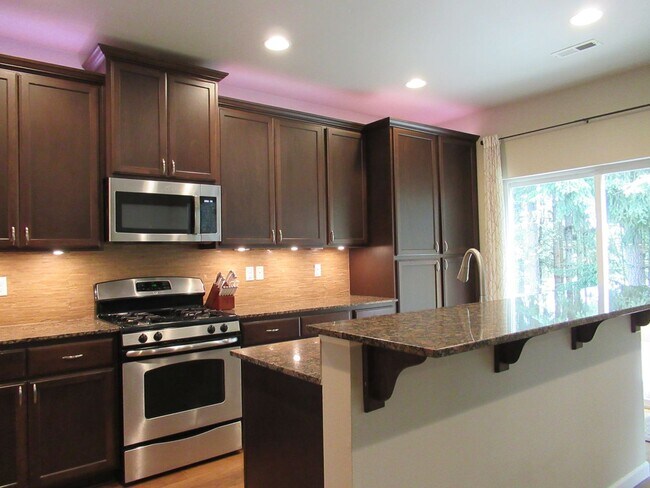 Foto del edificio - 5 bedroom, 1.5 bath home in Tehaleh