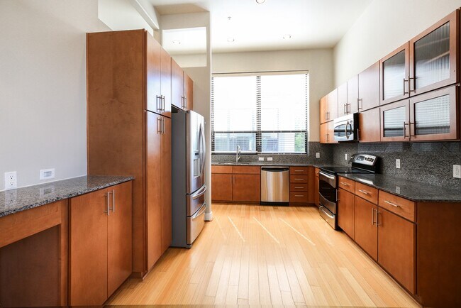 Building Photo - 2307 Camden Dr