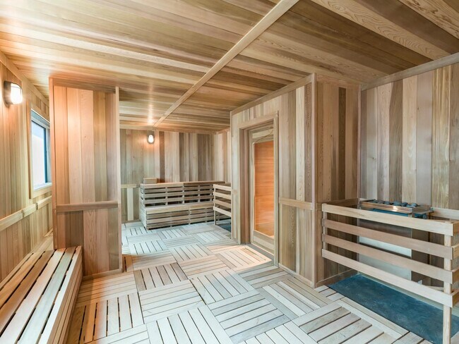 Relájese en la sauna del hotel, cuidadosamente diseñada con tonos de madera natural y una calidez relajante para una relajación y bienestar totales. - Modera Reserve