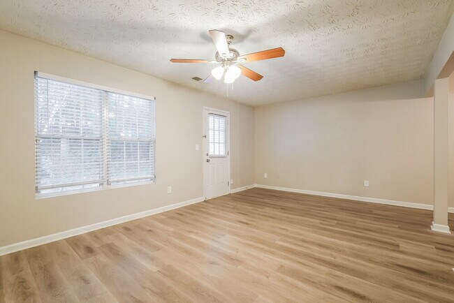 Foto del edificio - 3904 Waldrop Ln