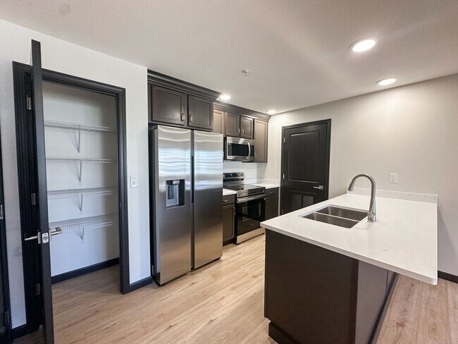Building Photo - Beautiful 2 Bed, 1.5 Bath Apartment in PRIME location!  Furnished & Unfurnished Options Available!