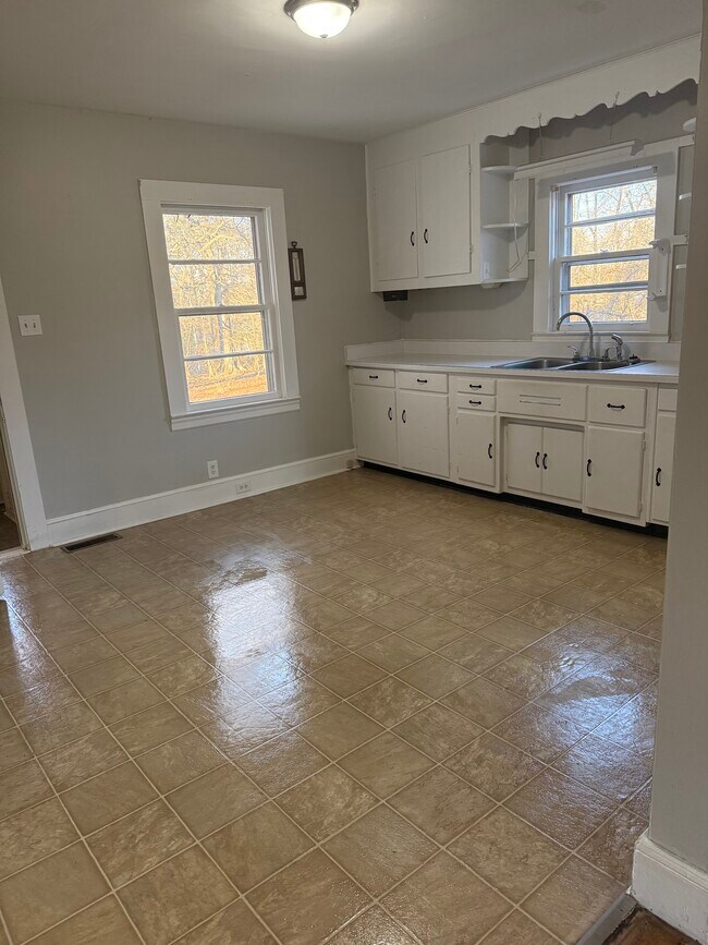 Building Photo - 435 E Meadow Rd