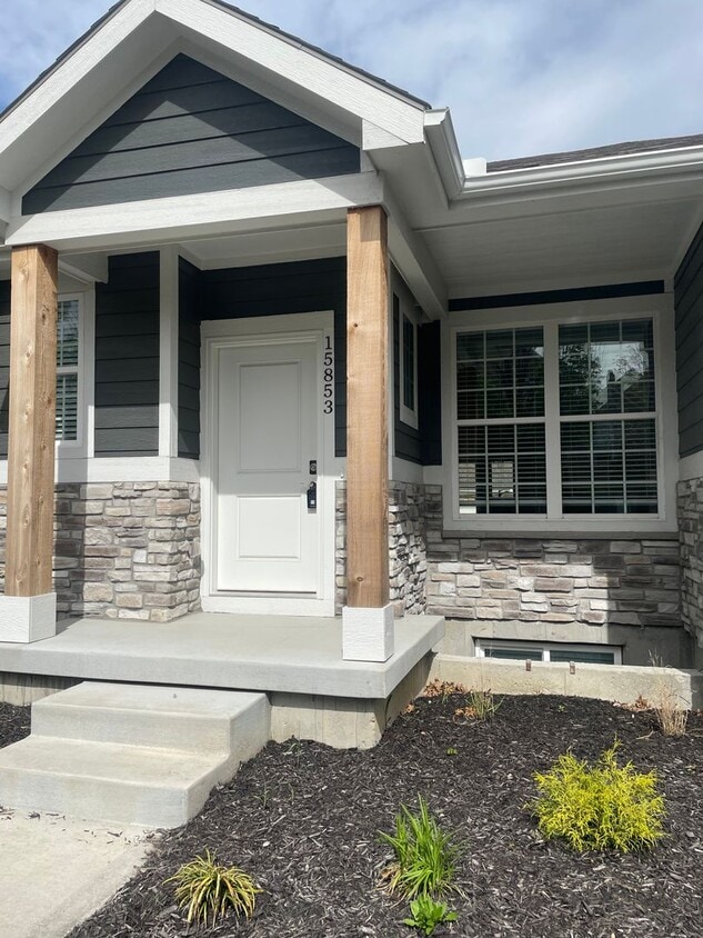 Foto principal - 15853 Foster