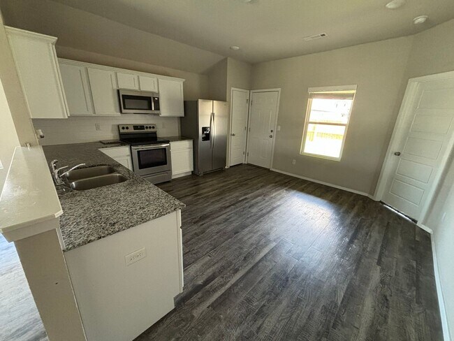 Foto del edificio - Location, Style, and Space: South Fayetteville Living at Its Best!