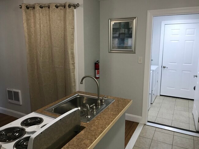 Foto del edificio - 7012 Laine Rd