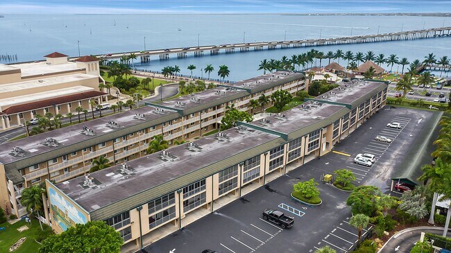 Foto del edificio - Fully Furnished 2 Bedroom Condo down by th...
