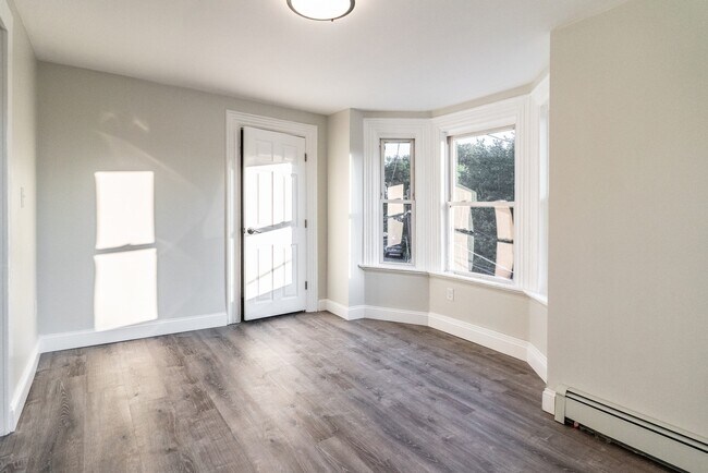 Building Photo - 17 Bickerton St