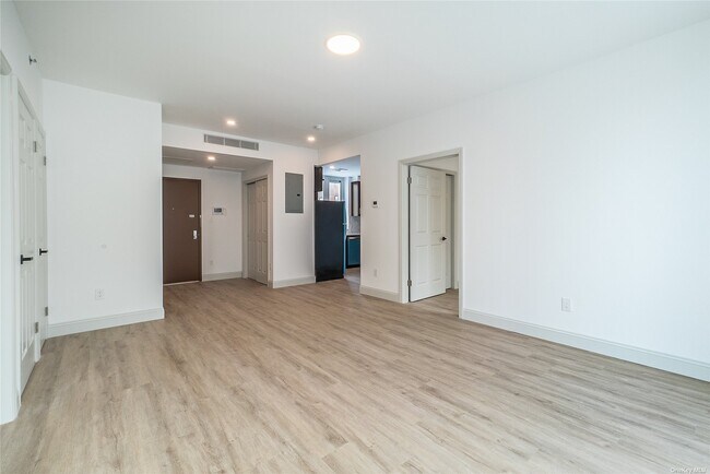 Foto del edificio - 88-56-88162 162nd St