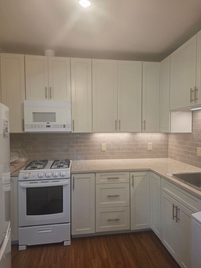 Building Photo - West Side Petaluma Garden Gem - 1 bed 1 bath