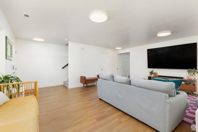 Building Photo - Springville Townhome