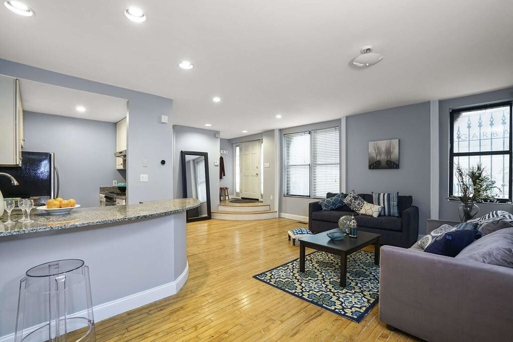 Foto principal - 366 W Broadway