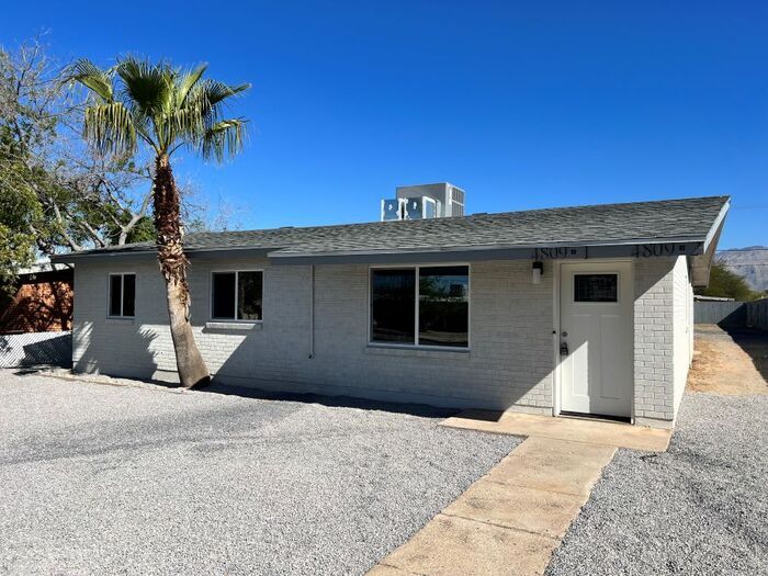 Foto principal - 4809 E 4th St