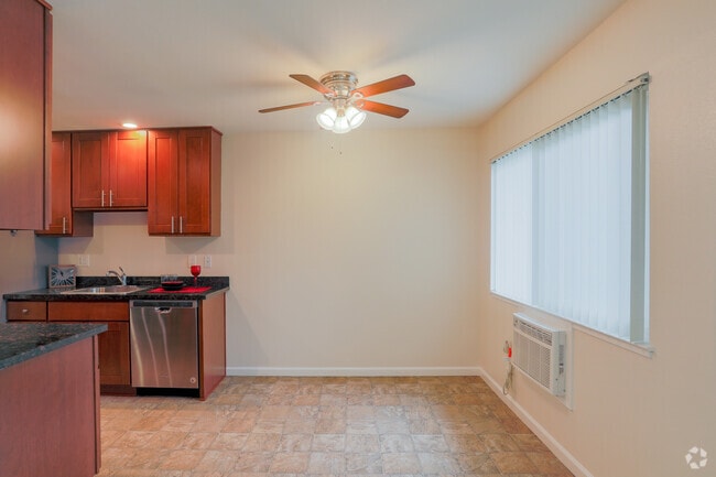 1BR, 1BA - 700SF - Dining Room - Tanglewood Apartments
