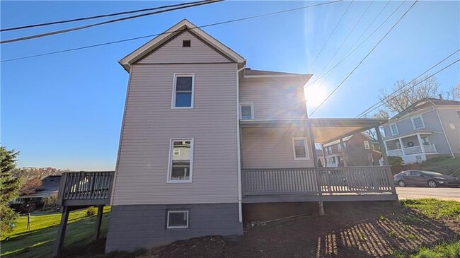 Building Photo - 122 Elm St