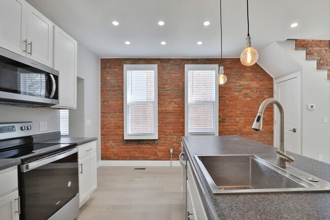 Building Photo - EAST FRANKLINTON ARTIST DISTRICT!  SUNNY N...