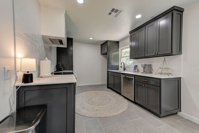 Building Photo - Fully Renovated 4 Bed, 2 Bath Just Minutes from Campus