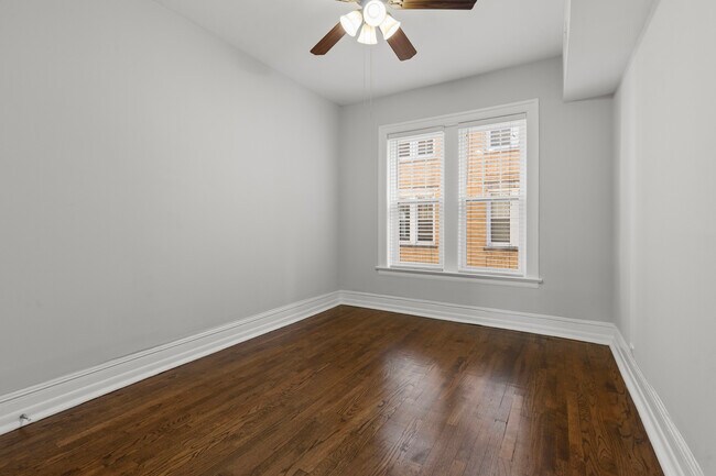 Building Photo - 1112 W Glenlake Ave