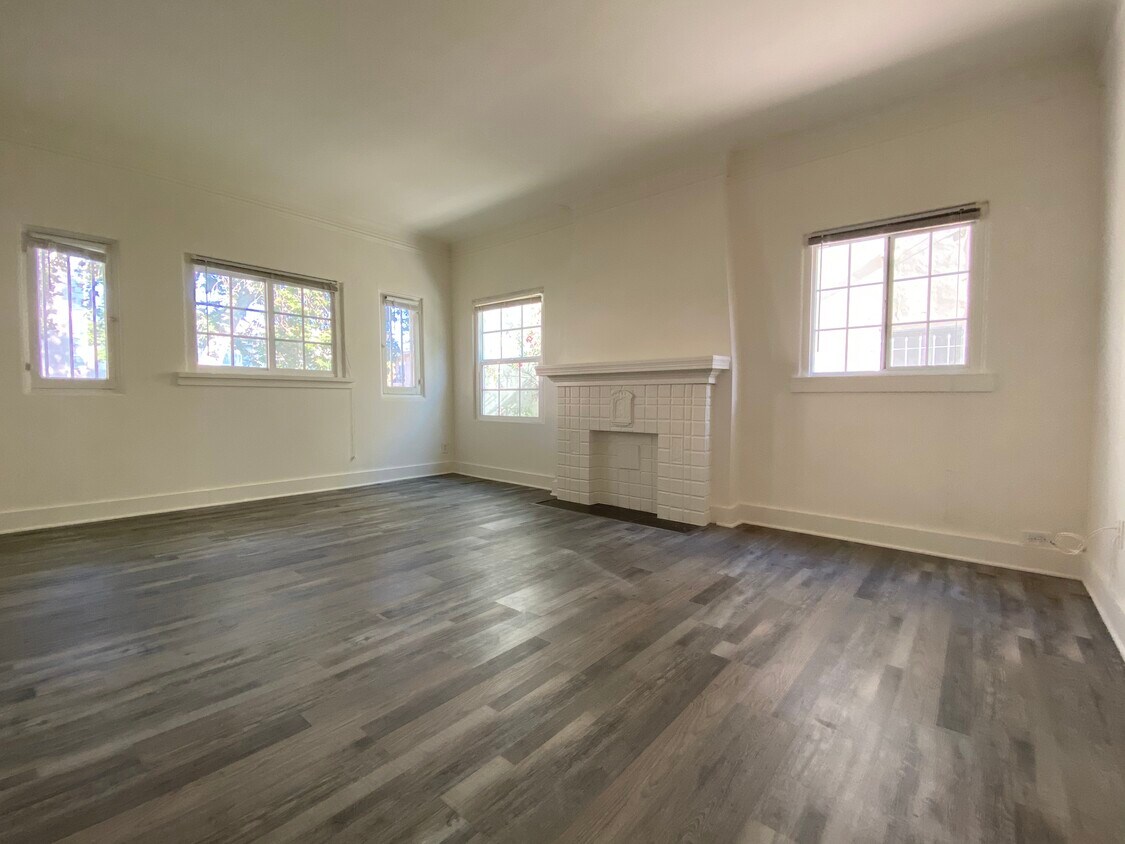 Primary Photo - 133 S St Andrews Plz
