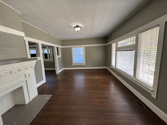 Building Photo - 2 bed 2 bath historic remodeled home with ...