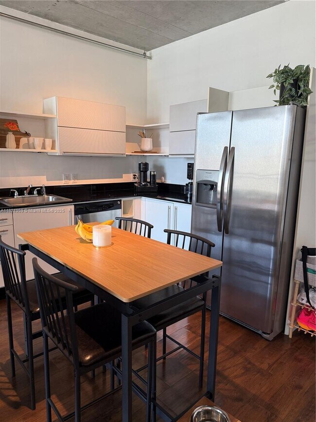 Foto del edificio - 690 SW 1st Ct