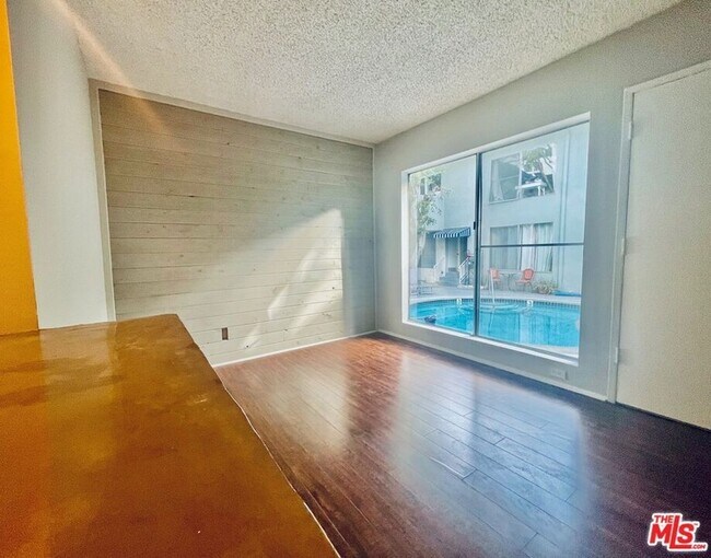 Foto del edificio - 941 N San Vicente Blvd