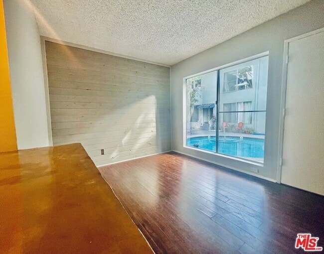 Building Photo - 941 N San Vicente Blvd