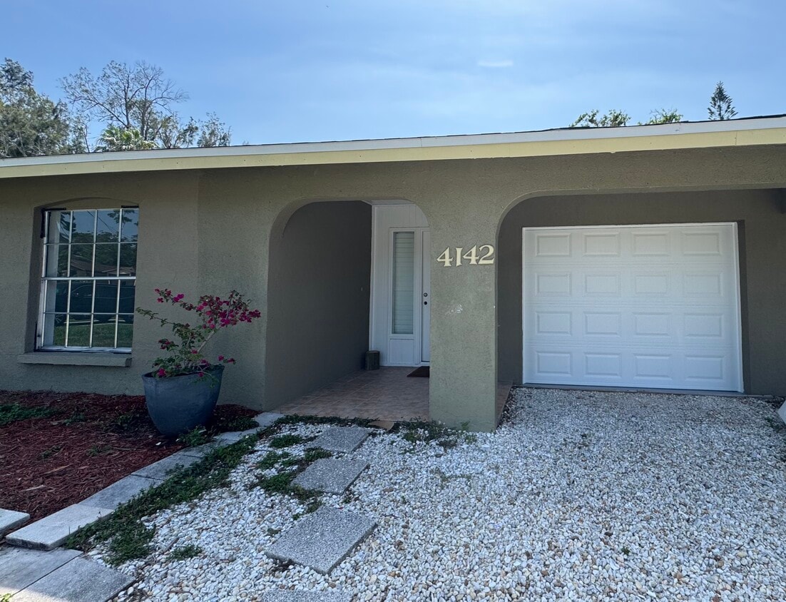 This lovely cottage is located in a well stablished sarasota neighborhod. - 4142 Iola Dr