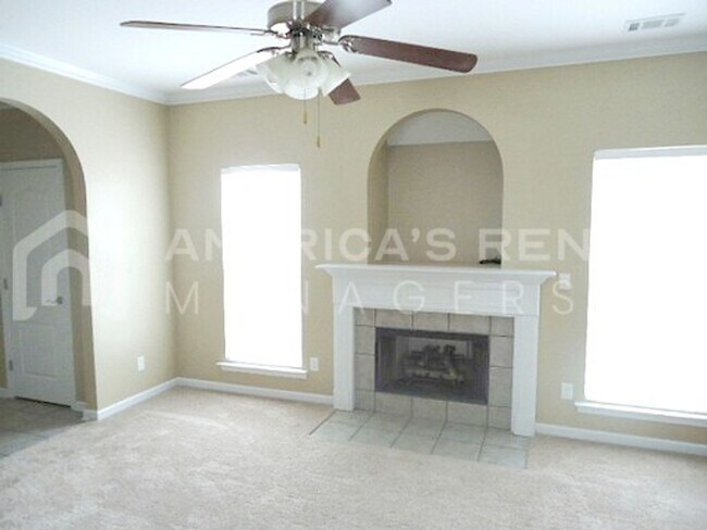 Foto del edificio - Home Available For Rent in Trussville. Ava...