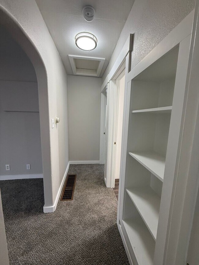 Building Photo - 2/1 Updated Hillyard Home
