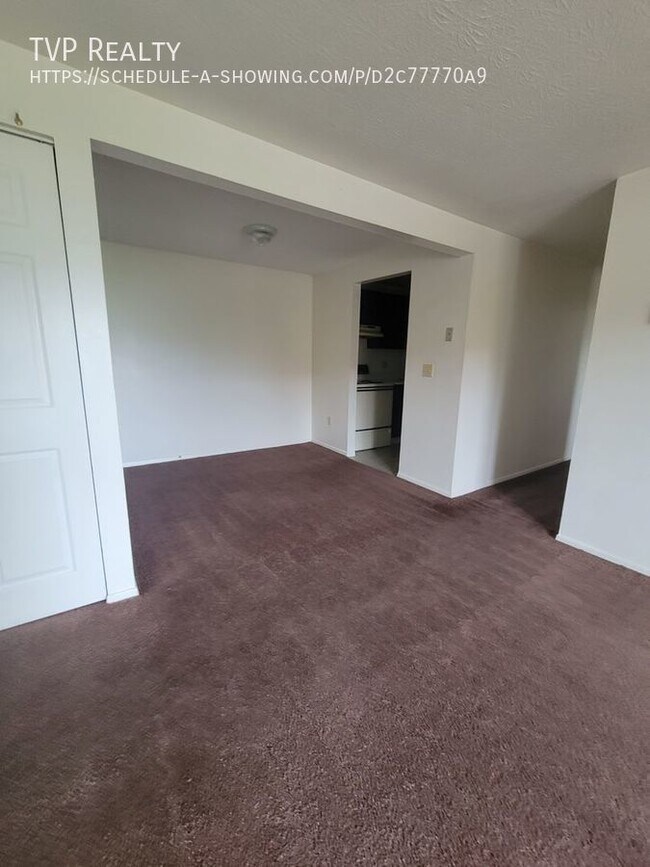Building Photo - Spacious 2 Bedroom with Balcony