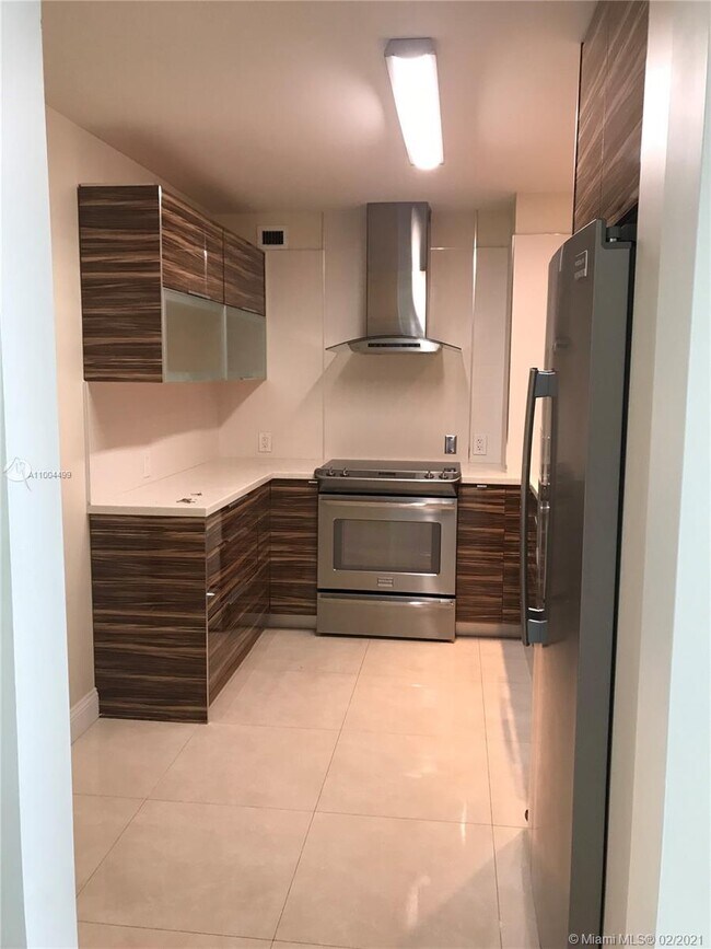 Building Photo - 100 Bayview Dr