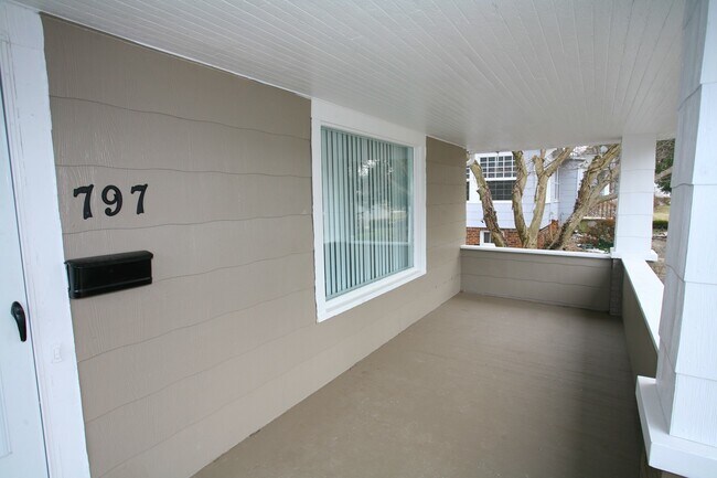 Foto del edificio - Gorgeous & Completely Rehabbed 3 Bed - 1.5 Bath Colonial for Rent!