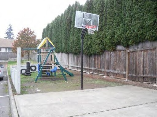 Parque infantil y cancha de baloncesto - Cypress Heights Townhomes