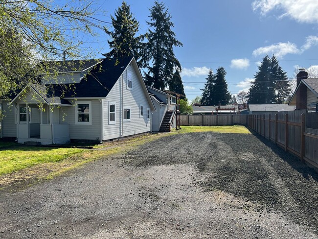 Building Photo - Updated 3 bedroom 1 bathroom house!