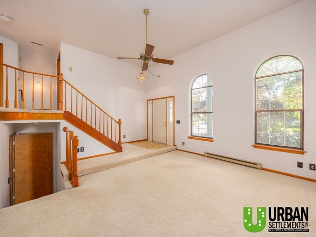 Building Photo - For Rent – Spacious Split-Level Home with ...