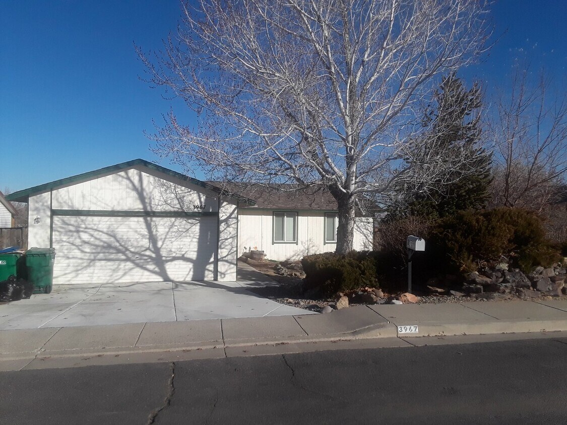 Primary Photo - 4 bedroom house with views!