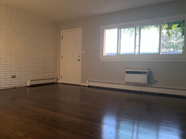 Building Photo - 605 Park Plz