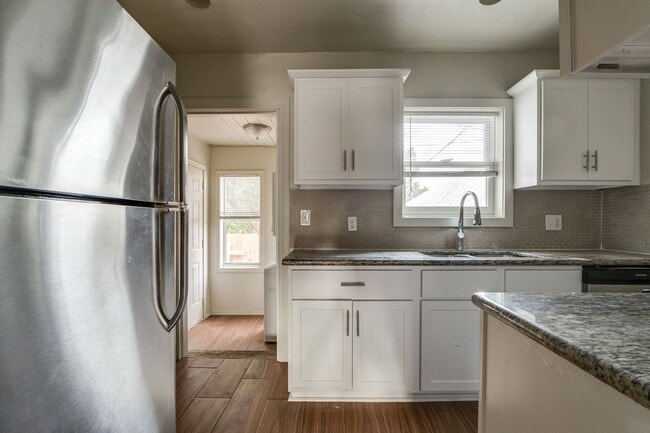 Building Photo - Charming Updated 1-Bedroom Home in Great L...
