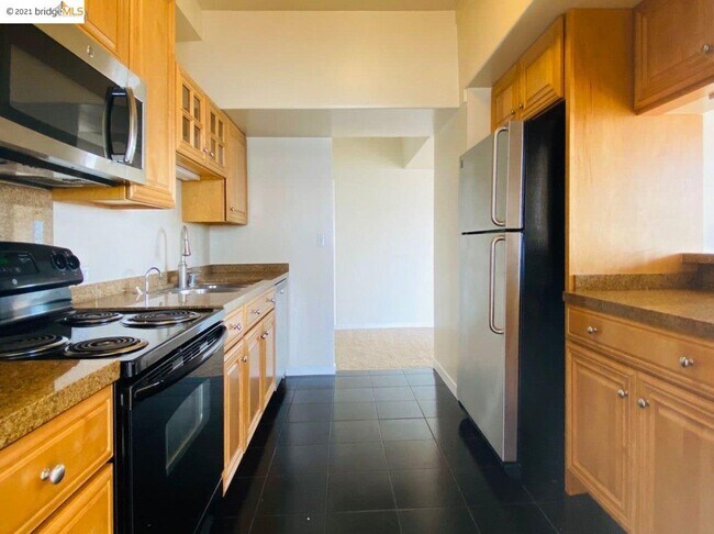Foto del edificio - 6363 Christie Ave