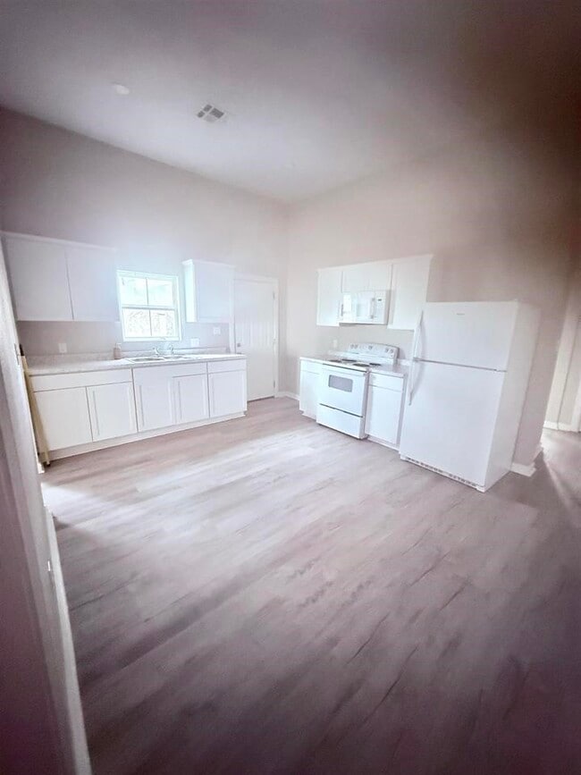 Building Photo - 2105 Laurel Ave