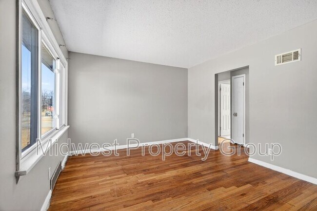 Foto del edificio - 8280 Frost Ave