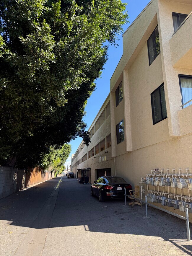 Foto del edificio - 19009 Sherman Way
